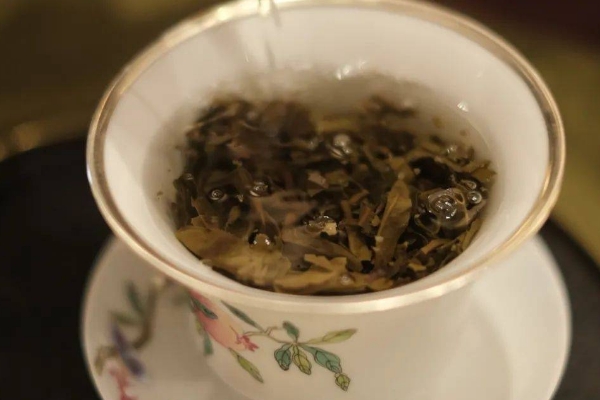 隔夜茶别再泡了！伤肠胃没营养