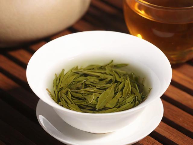 福建哪些名茶值得品尝?全面解析铁观音、武夷岩茶与白茶的冲泡技巧