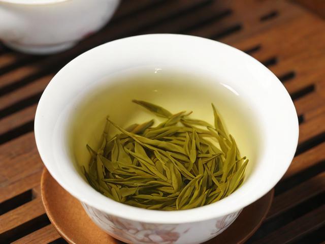 黄茶名茶介绍:了解历史、工艺与健康功效,挑选优质黄茶的全攻略