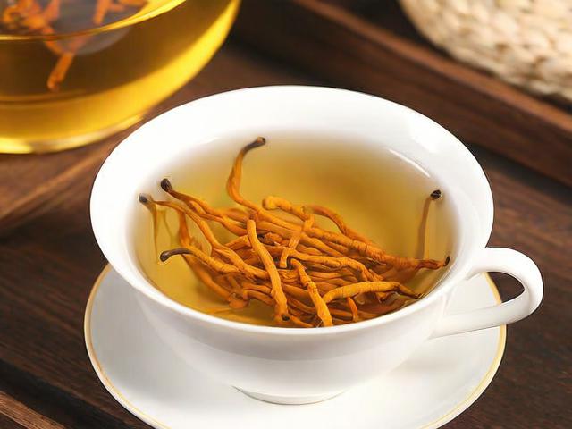 虫草茶的功效与正确冲泡方法,提升免疫力、改善呼吸系统健康必备饮品