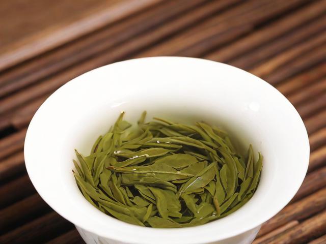 福建有哪些名茶及冲泡技巧，带你深入了解铁观音、武夷岩茶和白茶的魅力
