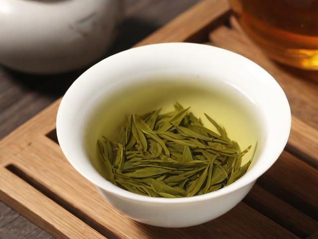 各种茶的样子:详解绿茶、红茶、乌龙茶的外观特征及品质判断方法