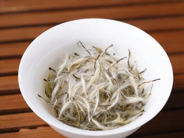 茶叶有白色的毛毛是什么?了解茶叶白色绒毛的秘密与价值