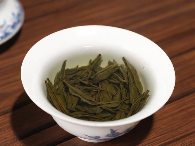 福建名茶种类大全：武夷岩茶、铁观音、白毫银针等独特风味解析