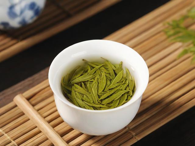 四大茗茶的历史文化与品鉴技巧，全面了解龙井、铁观音、普洱和碧螺春的魅力