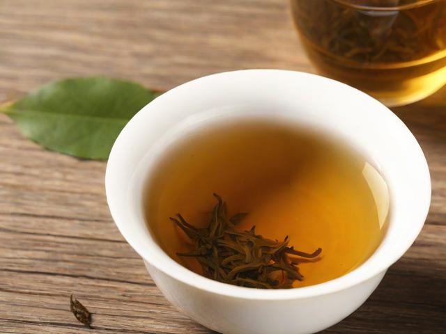 四大茶叶的功效与冲泡技巧:绿茶、红茶、乌龙茶和普洱茶的全面解析