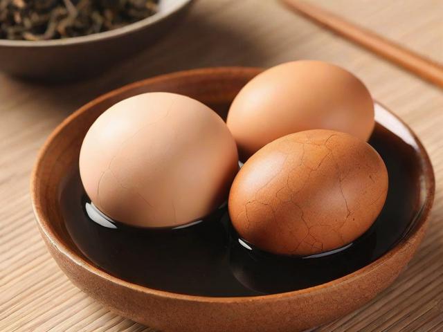煮茶叶蛋的技巧与文化:从选材到保存一步到位