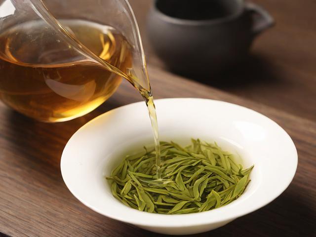 炒茶叶的技巧与工艺详解:从手工炒茶到现代炒茶机的应用