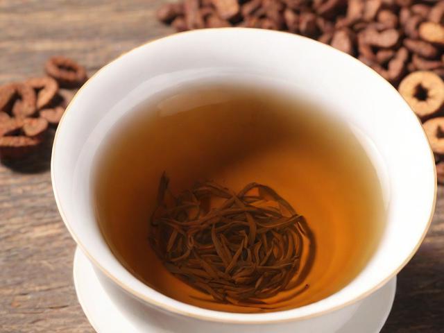 长喝茶的好处:改善心血管健康、增强免疫力与促进代谢的全方位解析