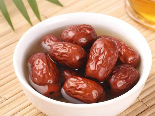 大枣泡水的功能与饮用方法，助眠、减肥、养胃全靠它！