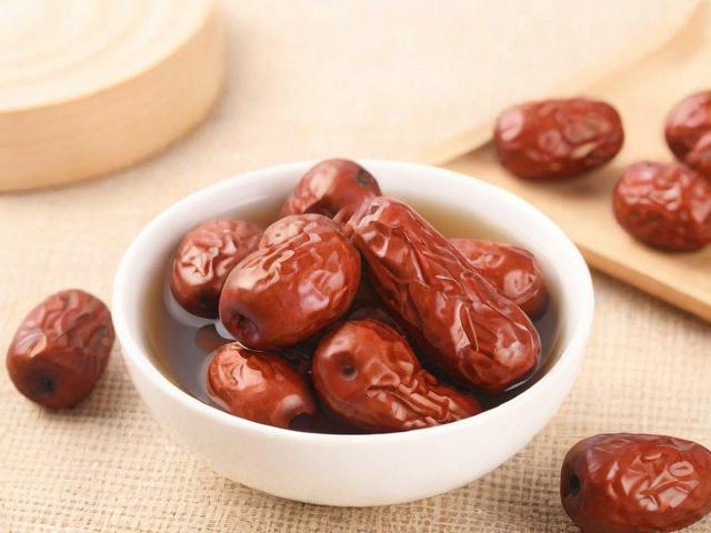 大枣泡水的功能与饮用方法,助眠、减肥、养胃全靠它!