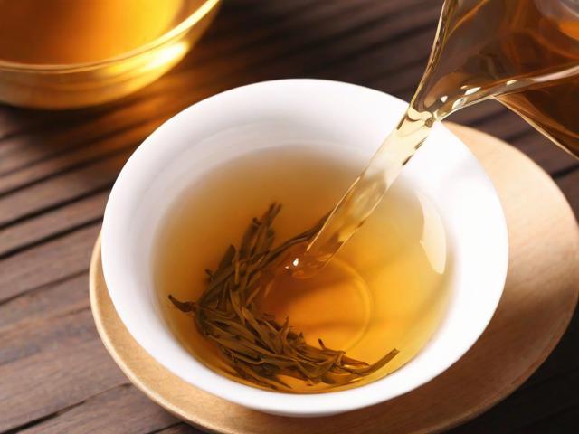 喝茶叶水是碱性还是酸性?科学解读茶叶水的酸碱性与健康关系