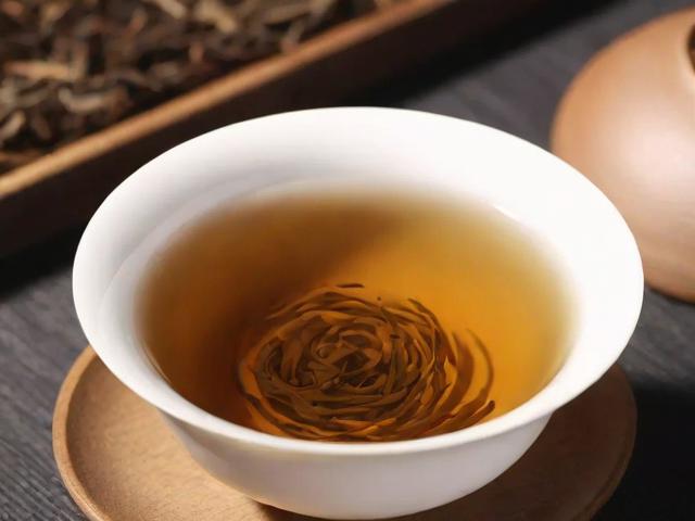 冬天喝哪个茶叶好？最适合冬季的养生茶推荐与人群建议
