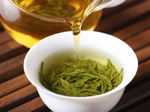 喝什么茶叶去油最有效?绿茶、普洱茶还是乌龙茶?