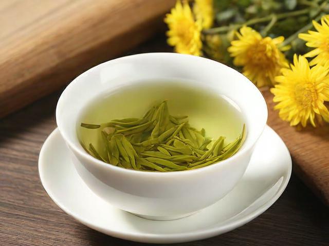 控制血压的茶叶有哪些？绿茶、普洱茶和菊花茶的功效与饮用建议