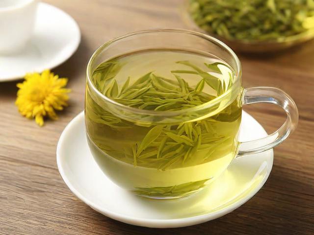 控制血压的茶叶有哪些?绿茶、普洱茶和菊花茶的功效与饮用建议