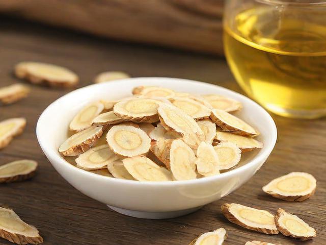 黄芪能和茶叶一起泡水喝吗_科学搭配方法与健康益处
