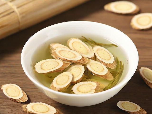 黄芪能和茶叶一起泡水喝吗_科学搭配方法与健康益处