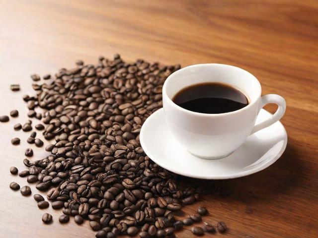 茶叶里面有咖啡因吗？一文看懂各类茶的咖啡因含量与健康影响