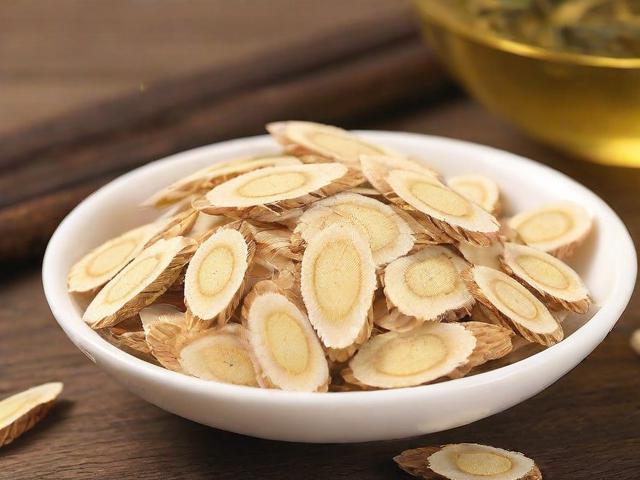黄芪和茶叶泡水喝的功效与作用：增强免疫力、改善气虚体质、促进代谢排毒