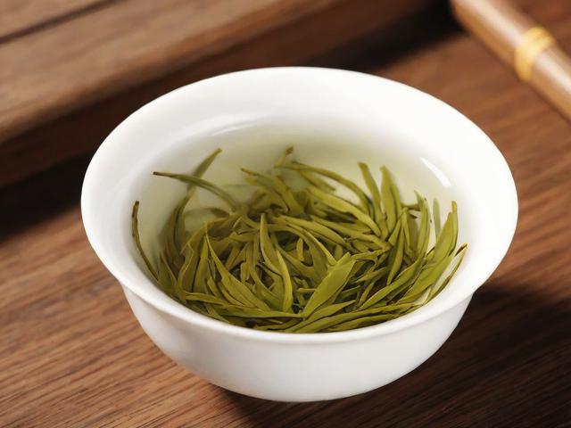 泡过的茶叶可以吃吗？营养成分、食用方法与健康风险全解析