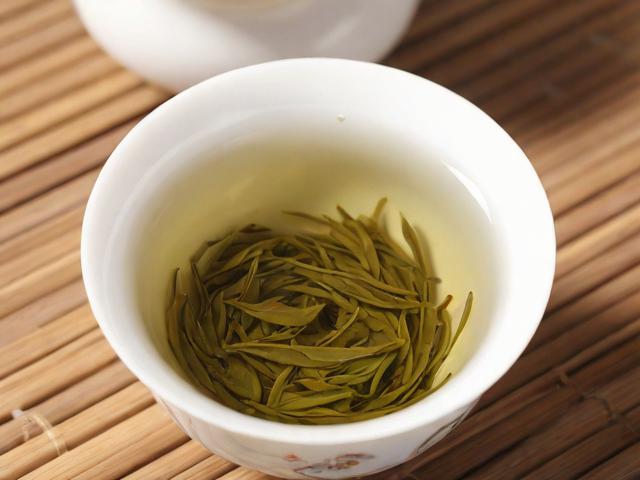 泡过的茶叶可以吃吗？营养成分、食用方法与健康风险全解析