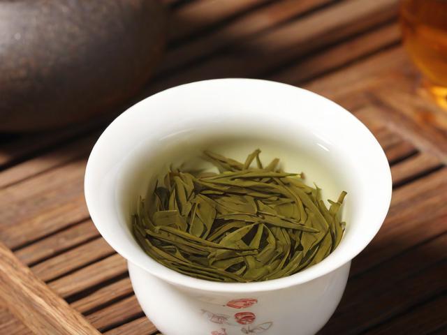 吃茶叶对身体有害吗?科学解析直接食用茶叶的健康影响