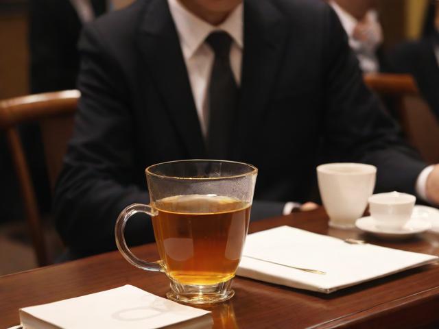 会议茶水服务礼仪:提升高端会议服务质量的细节与技巧