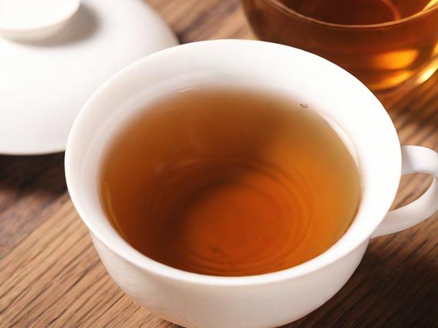茶的女生：不同体质适合的茶类及饮茶注意事项全面解析